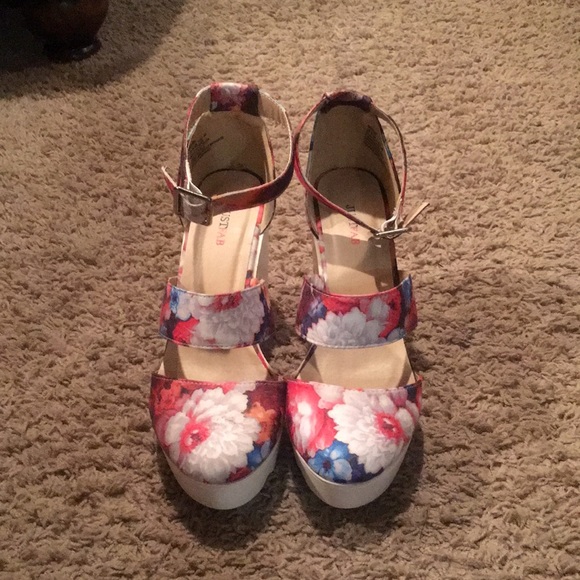 Floral Decor Heels - Picture 2 of 4